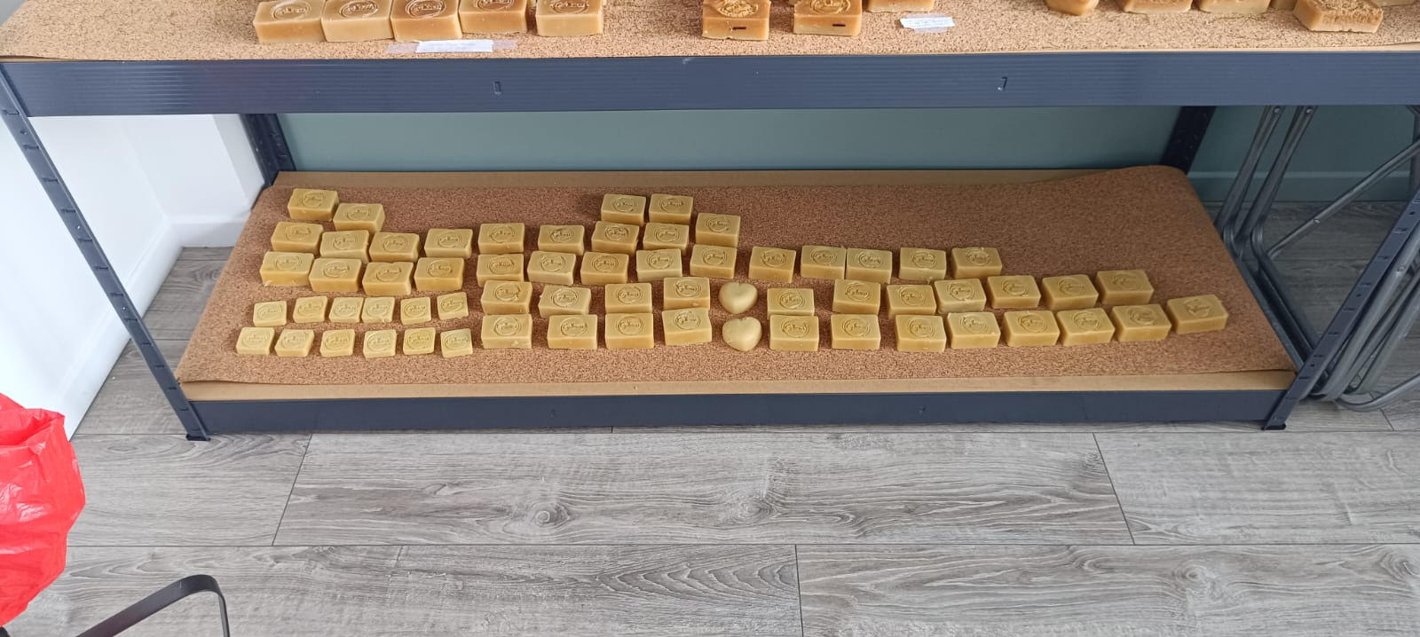 Savon naturel au lait d’ânesse, hydratant et apaisant. Fabriqué à la main en France. Convient aux peaux sensibles. Chaque savon est unique.