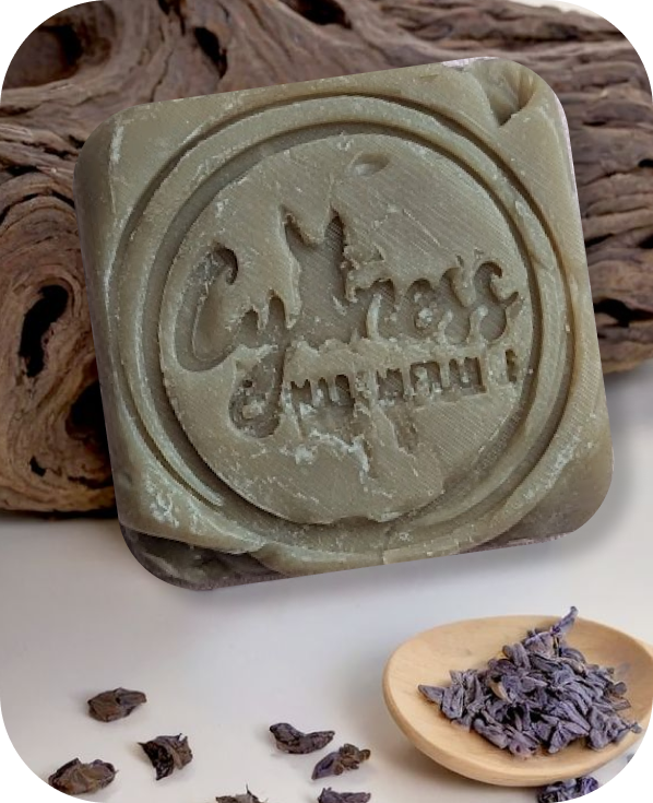Découvrez notre savon d’Alep traditionnel, 100% naturel à base d’huile d’olive et de laurier. Idéal pour les peaux sensibles, acnéiques ou à problèmes. Fait main, sans parfum ni additif chimique.