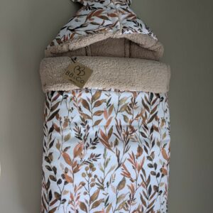Nid d’ange bébé 405 g en coton imprimé feuillage, intérieur sherpa marron 100 % polyester – douceur et chaleur.