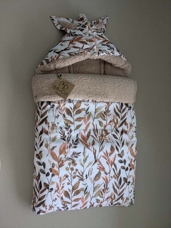 Nid d’ange bébé 405 g en coton imprimé feuillage, intérieur sherpa marron 100 % polyester – douceur et chaleur.