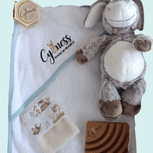 Coffret de naissance personnalisable Cyaness avec cap de bain brodé 80×80 cm, gant artisanal, savon Douce Ânesse, porte-savon et doudou