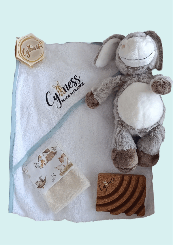 Coffret de naissance personnalisable Cyaness avec cap de bain brodé 80×80 cm, gant artisanal, savon Douce Ânesse, porte-savon et doudou