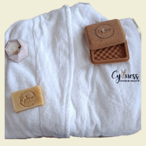 Coffret adulte Cyaness avec peignoir coton 500 g/m², bougie artisanale, savon Douce Ânesse fleur de coton et porte-savon liège naturel