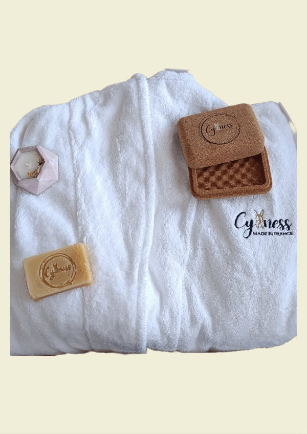 Coffret adulte Cyaness avec peignoir coton 500 g/m², bougie artisanale, savon Douce Ânesse fleur de coton et porte-savon liège naturel