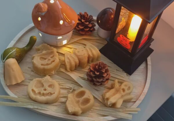 Savon mystère d’Halloween 45g au lait d’ânesse 40 %, parfum Potion Magique, édition artisanale