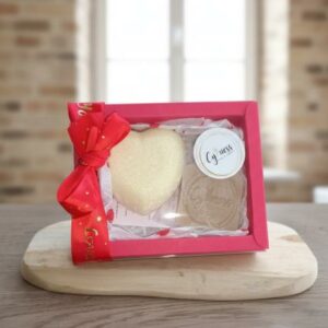 Coffret La Douceur de Cyaness – crème corps solide 70 g 4 % lait d’ânesse parfum Pomme d’Amour + savon invité 25 g 40 % lait d’ânesse – édition Saint-Valentin