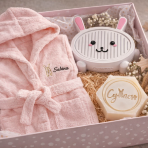 Coffret enfant avec peignoir personnalisé 100% coton 400g, savon au lait d’ânesse frais 40% sans parfum et porte-savon lapin écologique.