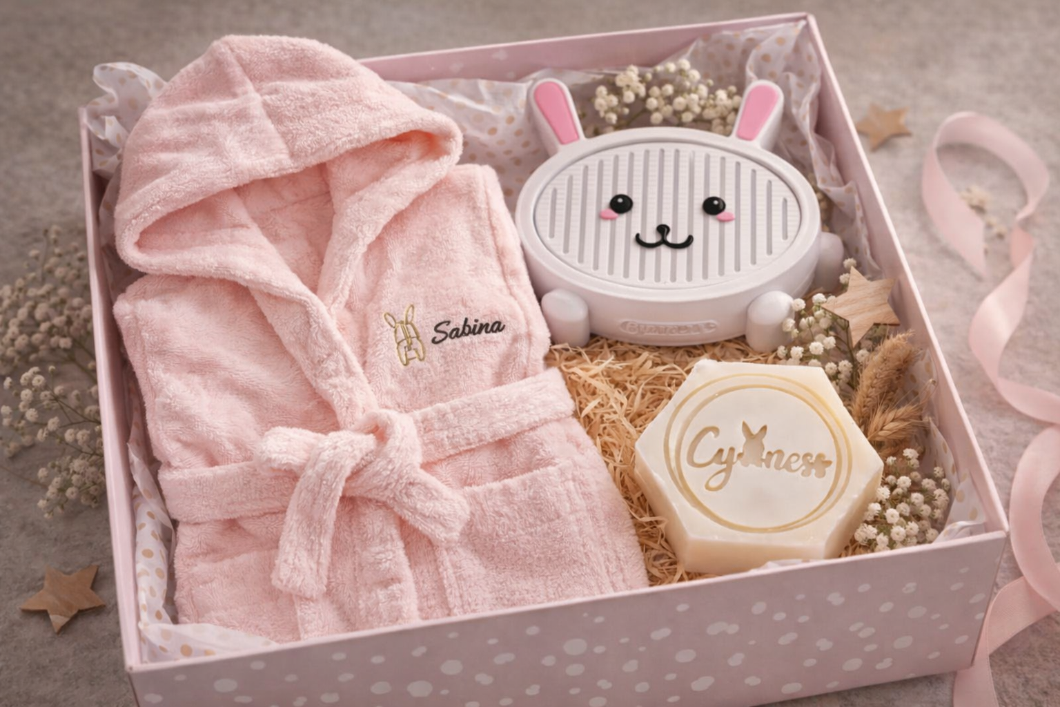 Coffret enfant avec peignoir personnalisé 100% coton 400g, savon au lait d’ânesse frais 40% sans parfum et porte-savon lapin écologique.