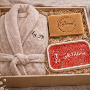 Coffret Adulte – Peignoir 3 Couleurs 500 g, Porte-Savon “Je t’aime” & Savon Douce Ânesse Fleurs de Coton 40 %