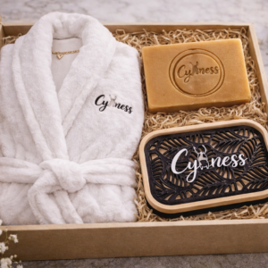 Coffret Élégance Pure – Peignoir Blanc & Soin Naturel Cyaness