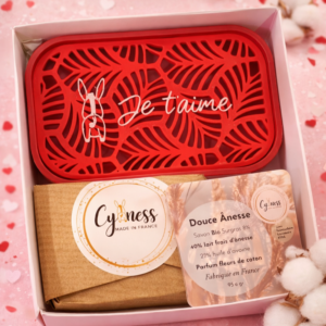 Offrez le Coffret Je t’aime Cyaness : savon douceur au lait d’ânesse 40 % parfum fleurs de coton et porte-savon design. Idée cadeau spa luxe.